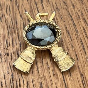 VINTAGE Curling Brooch Pin Faceted Black Stone Gold Tone Metal Curling Brooms